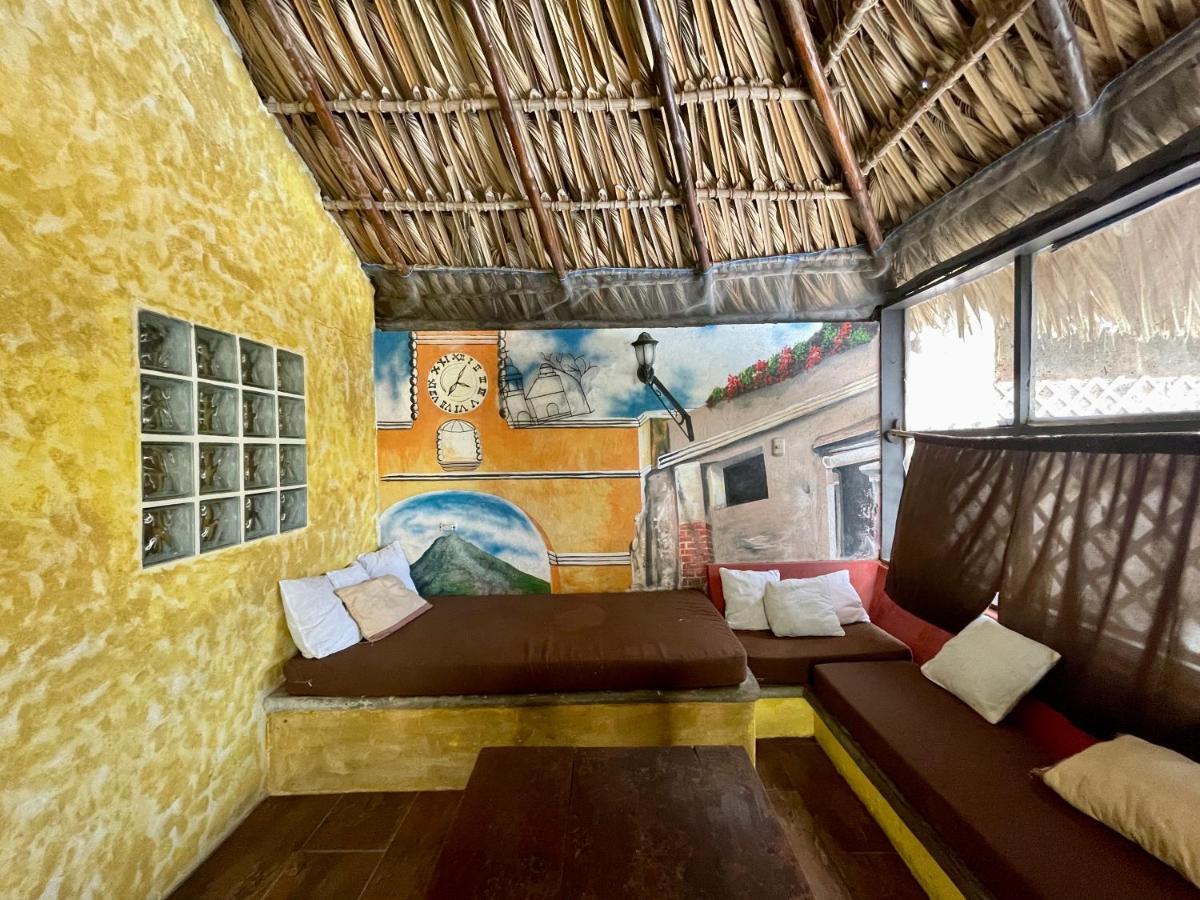 Johnnys Place Hotel Monterrico Exterior foto